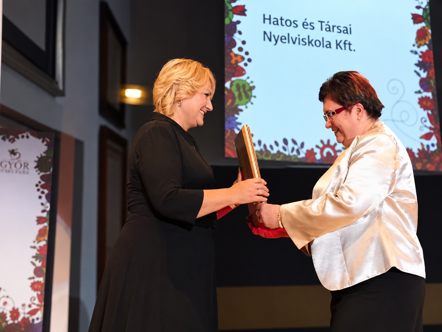 A Hatos Nyelviskola alapítója díjat vesz át